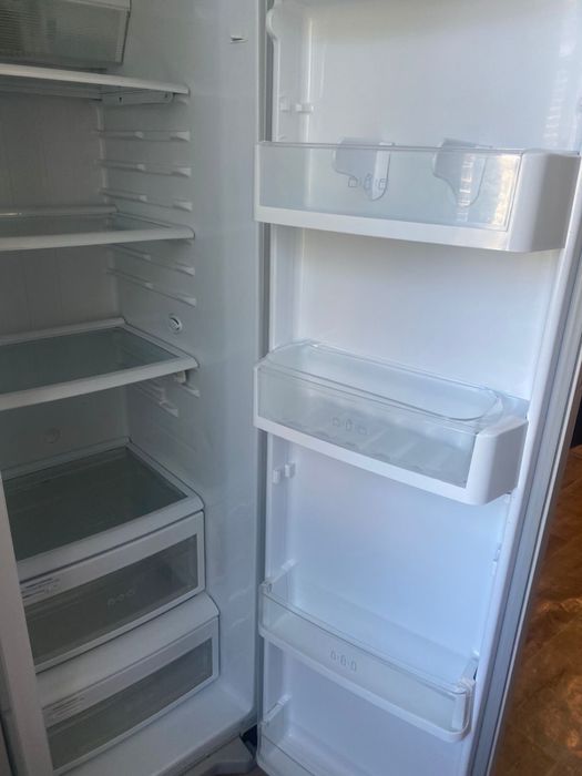 Продается двухдверный холодильник LG