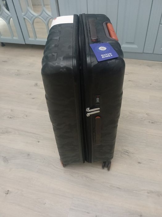 Чемодан новый, удобный!