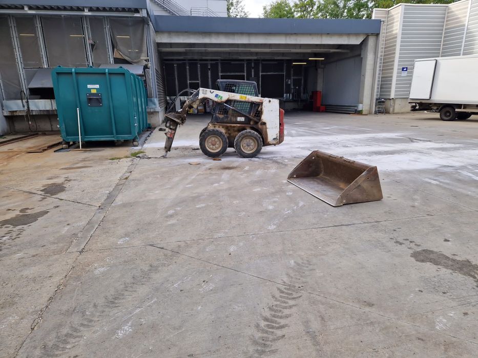 Inchiriez Bobcat miniexcavator cilindru compactor