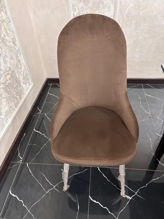 Столы и стулья в кафе