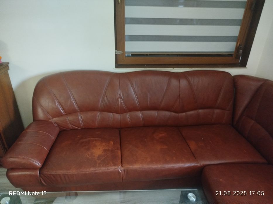 Кожен кафяв диван