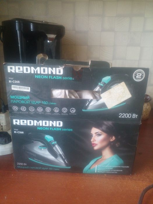 Срочно. Гарантия. Продам утюг паровой REDMOND NEON FLASH