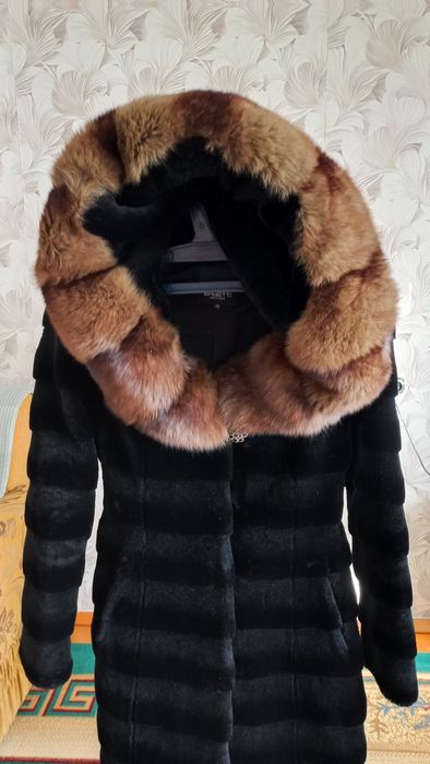 Шуба мутоновая с капюшоном из соболя