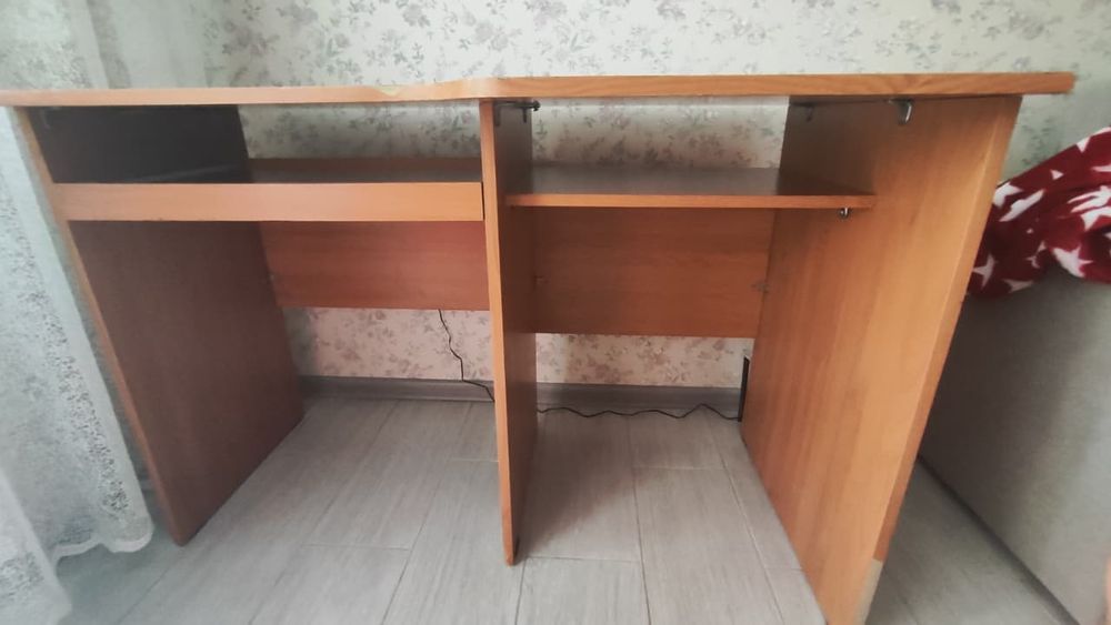 Продам компьютерный стол