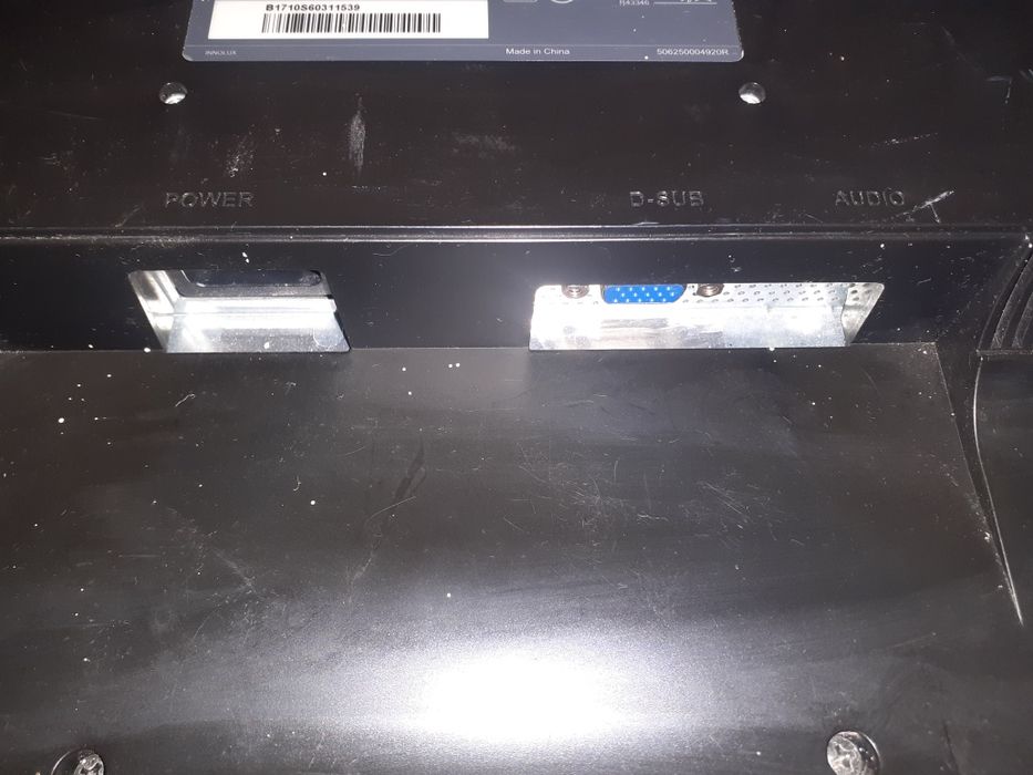 Monitor LCD,de de 14",în stare buna de funcționare.