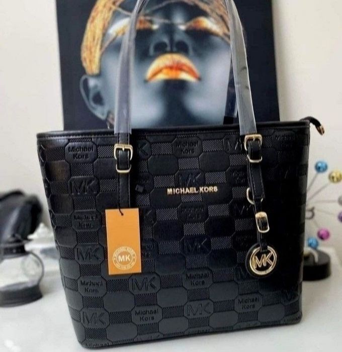 Geanta damă model clasic,saculet, etichetă, logo metalic auriu