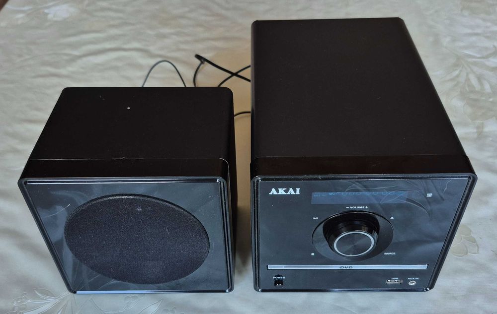 Sistem audio AKAI DVD, USB, AUX + 1 boxă – funcțional