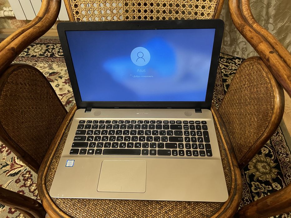 Ноутбук Asus в хорошем состоянии