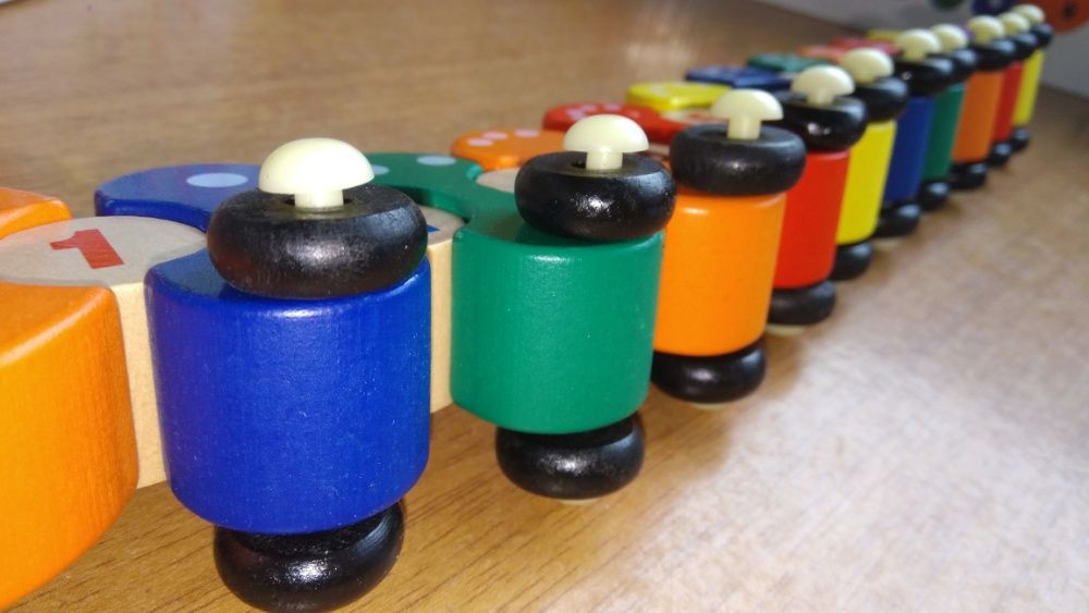 Дървено влакче 'Гъсеница На Колела' за нанизване с числа