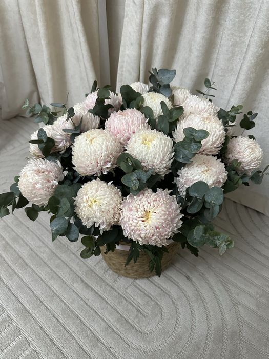 Большой букет цветов в корзине