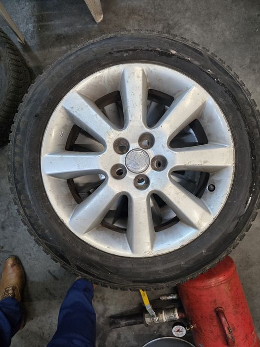Оригинални джанти Toyota със зимни гуми Goodyear Ultra Grip 9