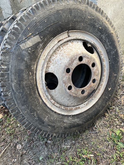 Продавам гуми с джанти за Газ и ЗИЛ