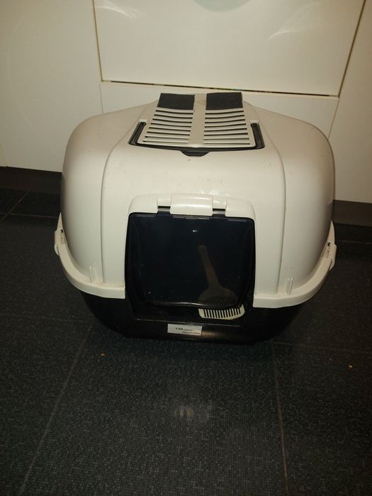 Litiera in colt pentru pisici