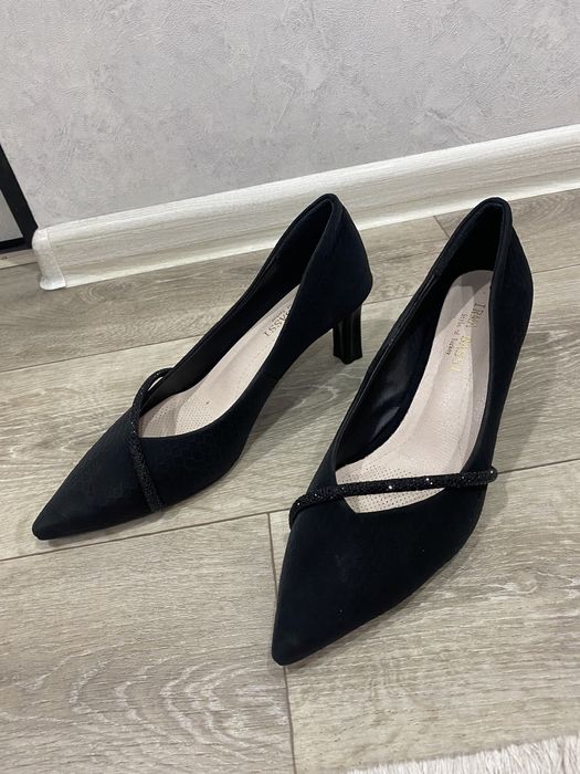 Продаю классические туфли