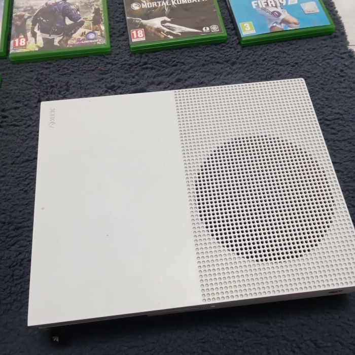 Vând consola Xbox one s