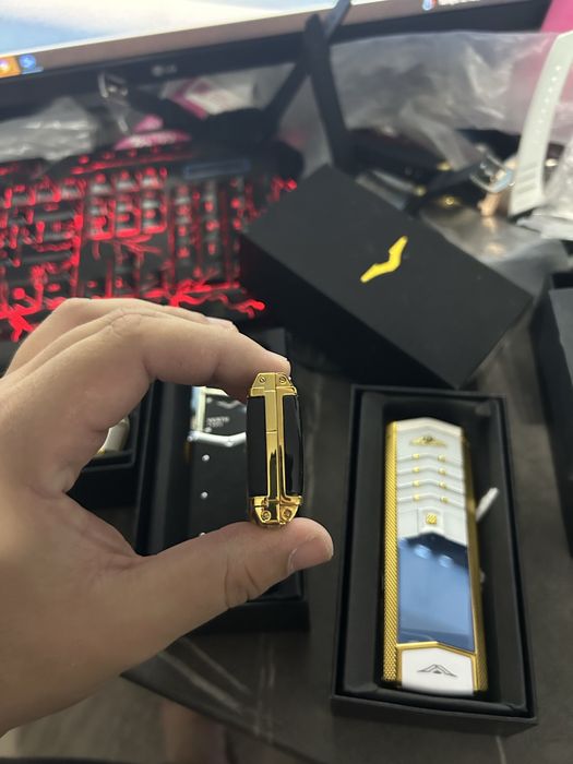 Telefon vertu gold negru