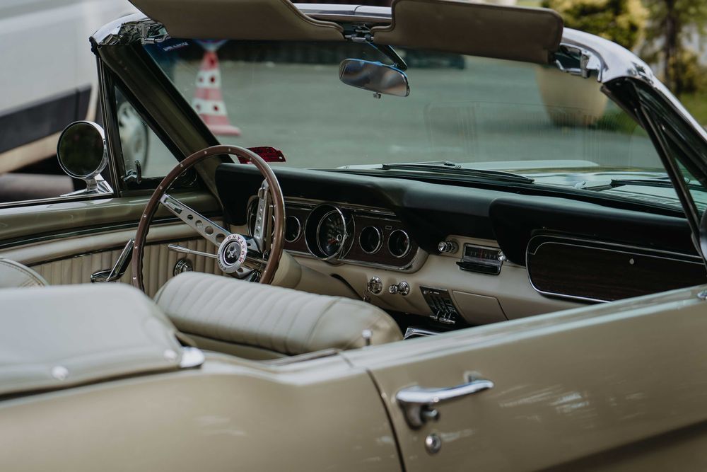 Inchiriere masina clasică Ford Mustang din 1966 decapotabil si altele pe epicgo.ro