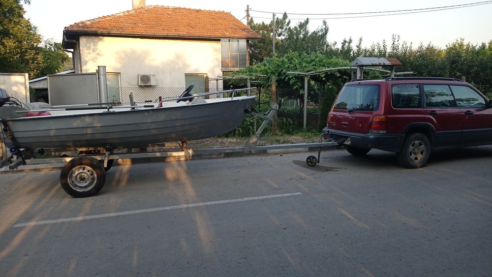 Лодка с колесар и двигател