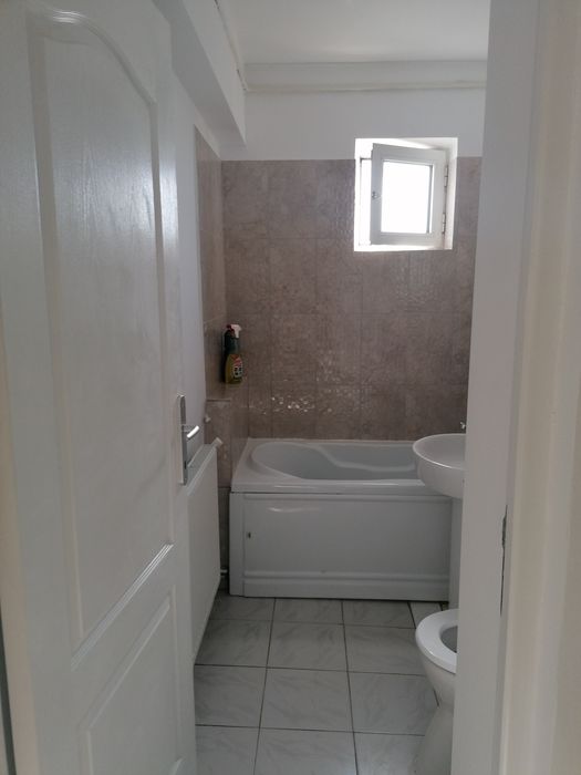 Închiriez apartament 2 camere central.