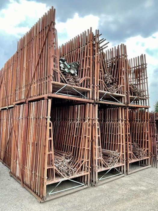 Popi metalici si schela