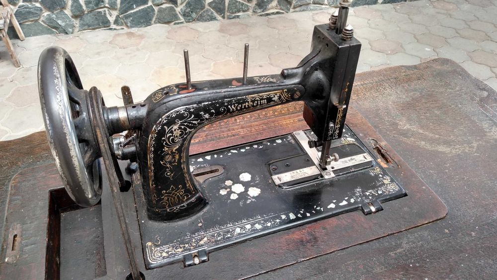 Masina de cusut veche marca WERTHEIM stare functionala
