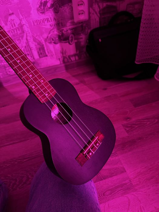 Продам укулеле Veston Kus100 BK