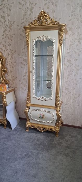 Классическая мебель для гостиной 
Белая мебель с золотым декором в ст
