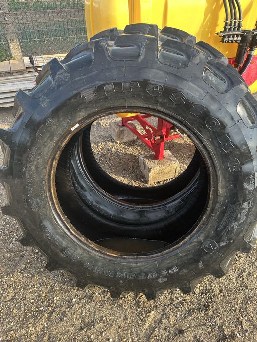 Vând cauciucuri noi tractor 13.6 r28