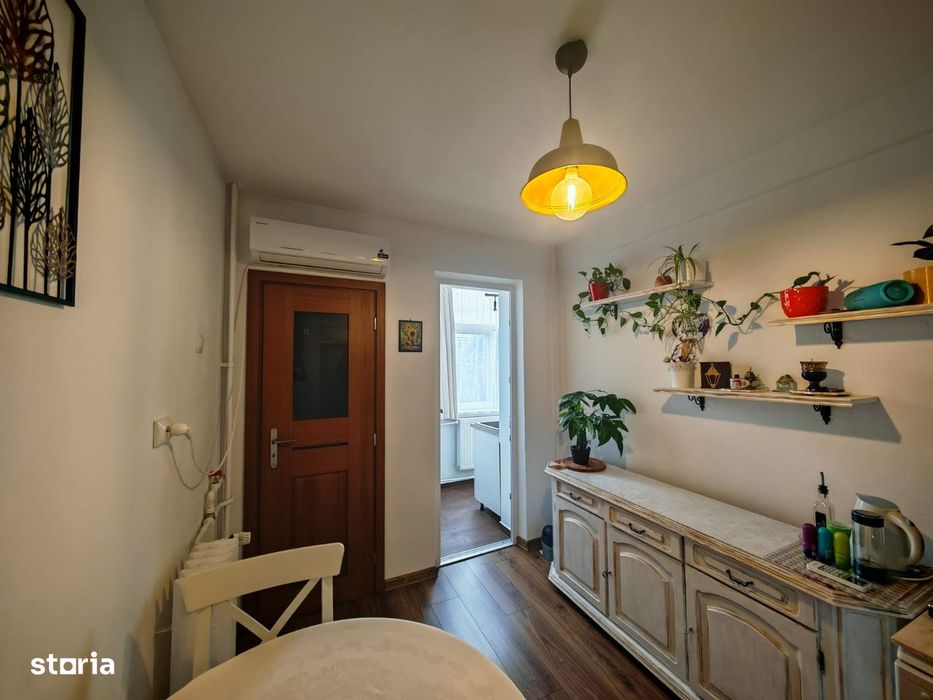 Decomandat, str. Anul 1848 (centru), doua balcoane, etajul 3/4.