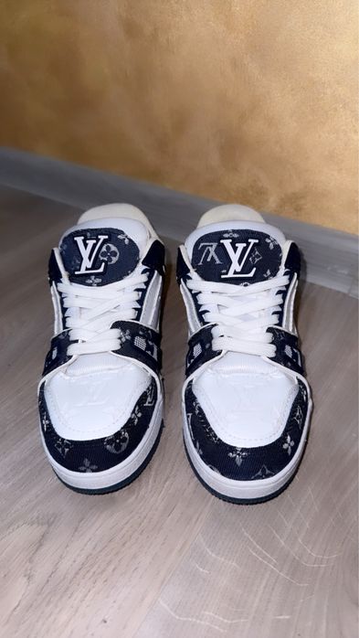 Adidasi Louis Vuitton
