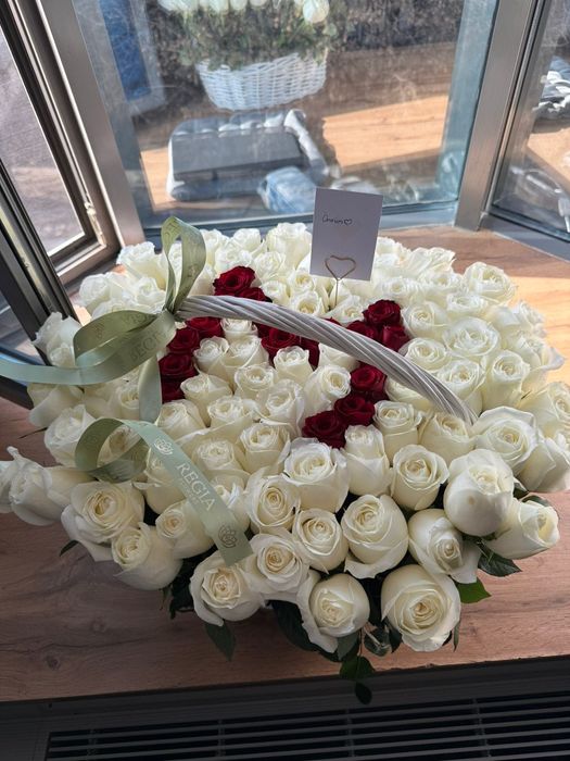 Корзина букетов с буквой М