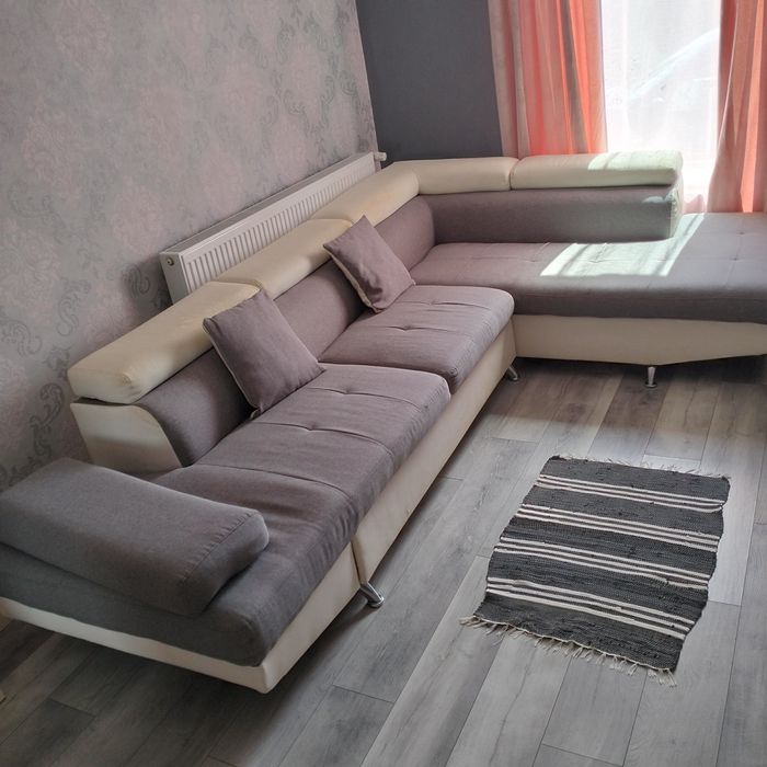 Vand coltar extensibil mare ín stare destul de buna ín afara de husele alb se vad in poze defecte pretul e negociabil, se poate prelua din Oar