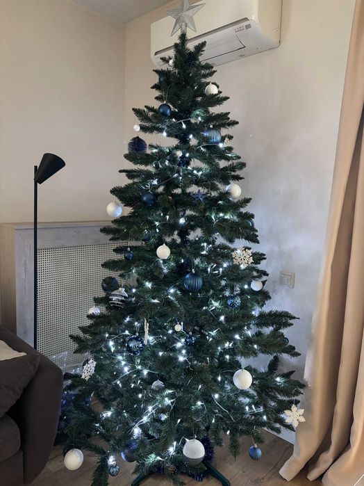 Brad de Crăciun artificial (Toronto) cu decorațiuni