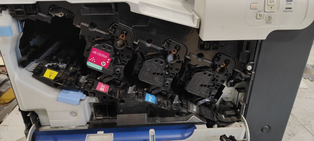 Imprimanta color HP LaserJet defecta