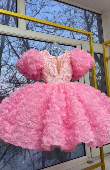 Продам шикарное платье на девочку.