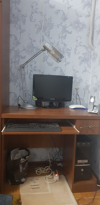 Продам компьютер со столом.