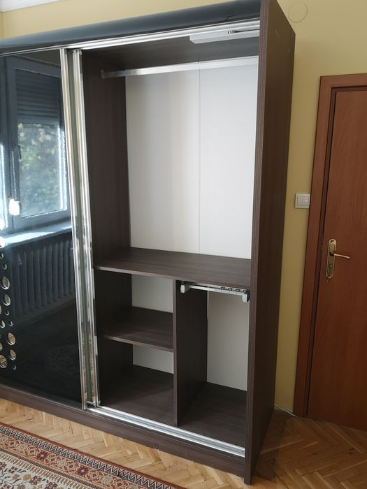 Продавам гардероб с плъзгащи врати