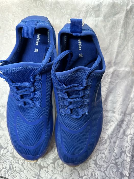 Adidasi de culoare albastră