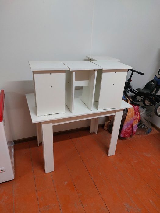 Стол новый с четеремя табуретками