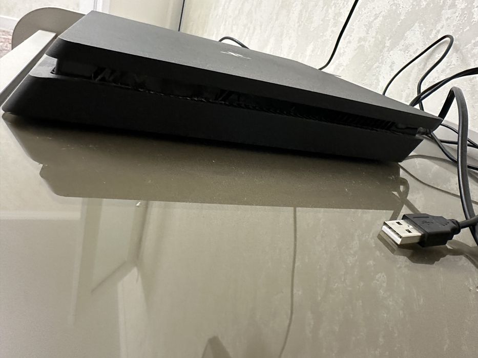 PlayStation 4 Slim 500GB + кабели рабочая