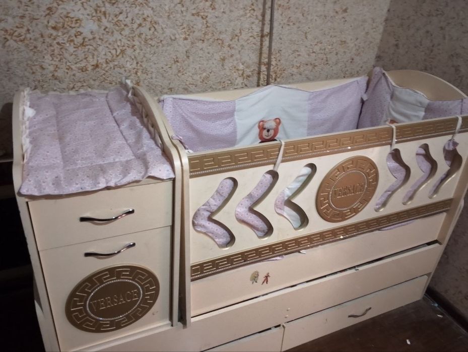 Детский кровать.