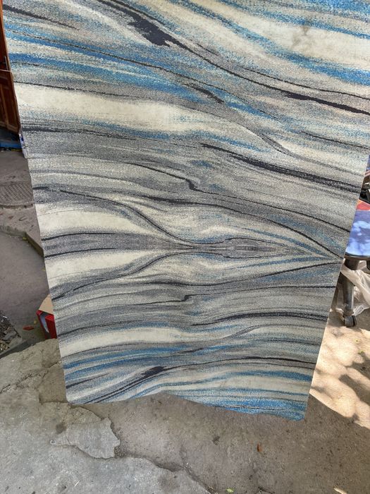 старые ковры, но в хорошем состояний