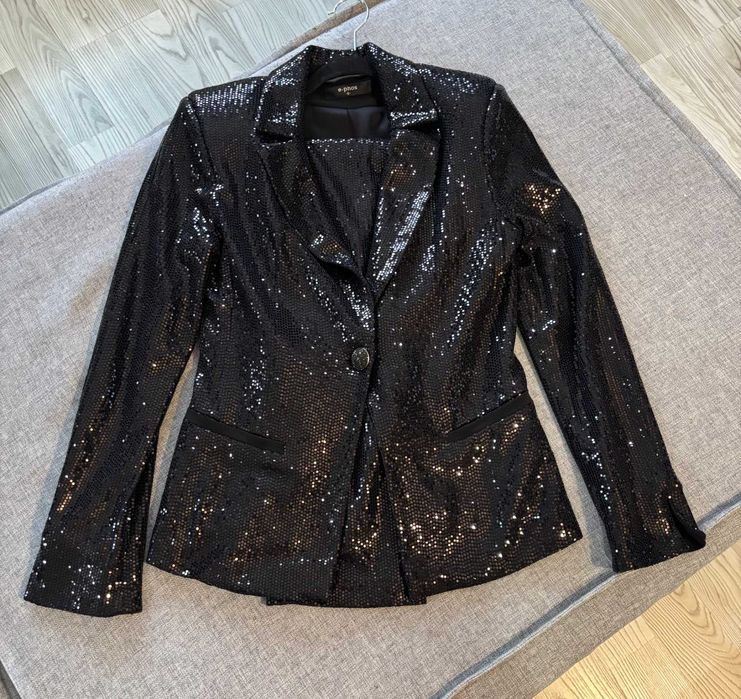 Екстравагантен дамски сет- сако и панталон с блестящ ефект