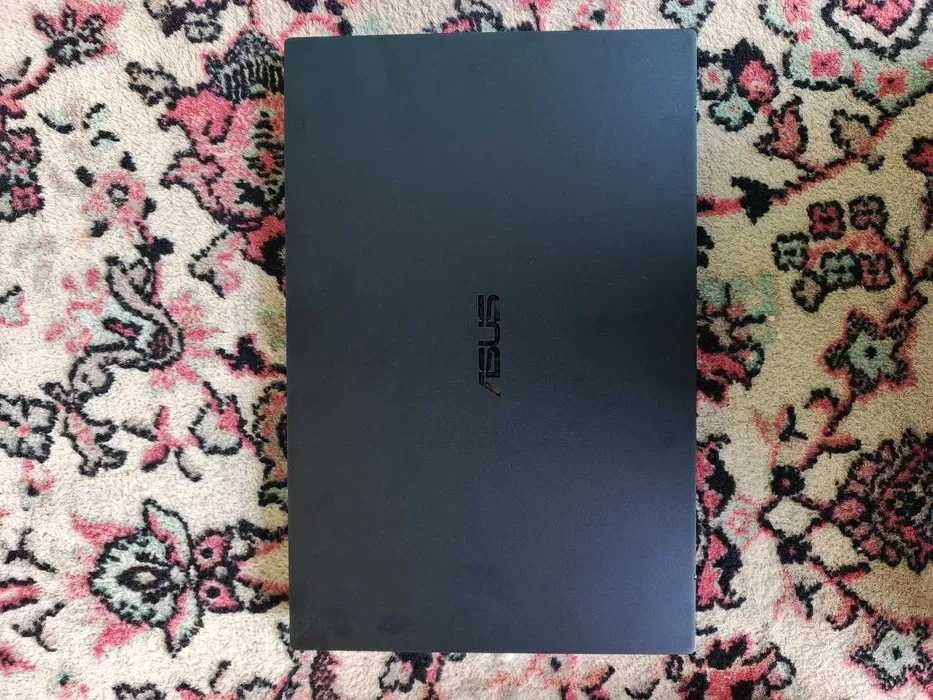 ASUS ExpertBook i5 / 8GB / SSD + 1TB HDD