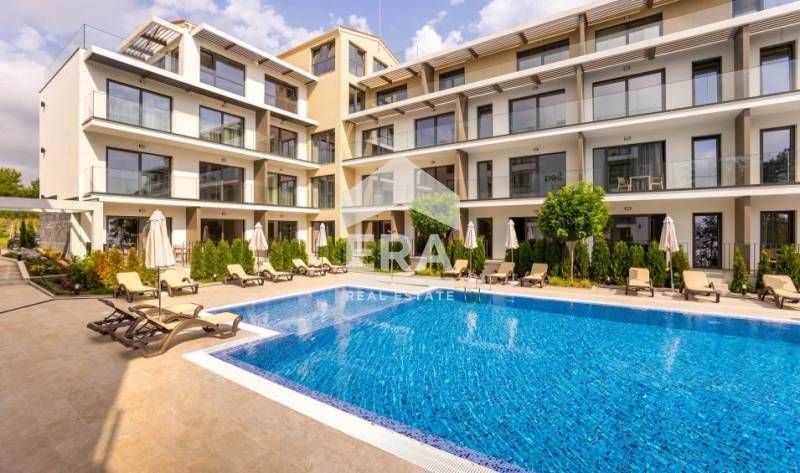 Студио в затворен луксозен комплекс на брега на морето