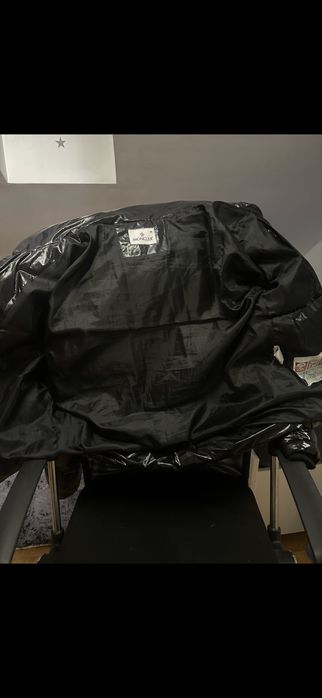 Geaca moncler lucioasa fac si schimb