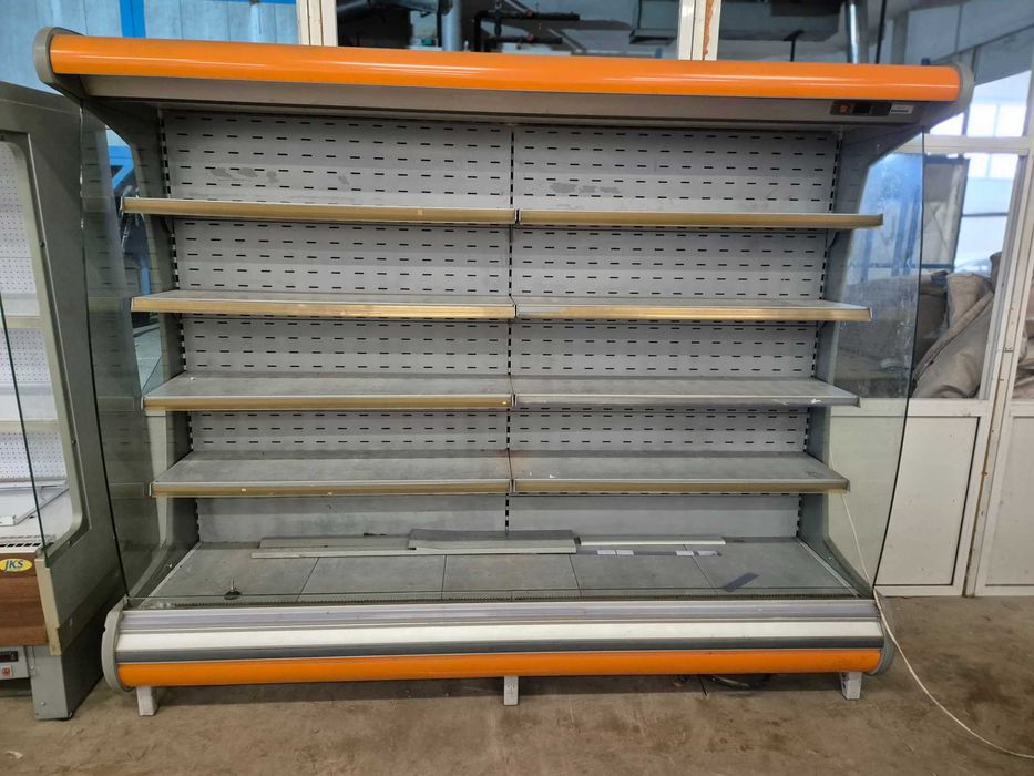 Голяма отворена хладилна витрина за магазин