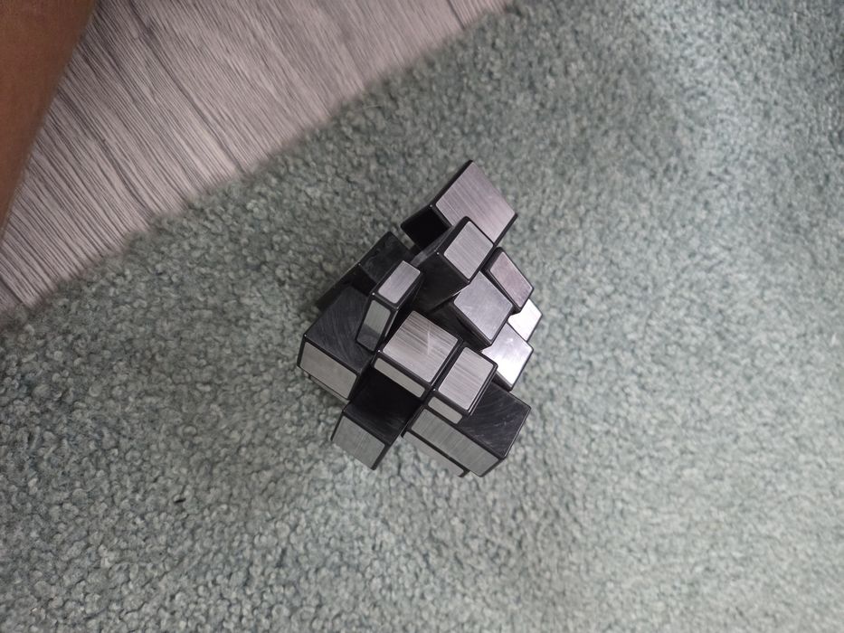 Vând 2 cuburi Rubik