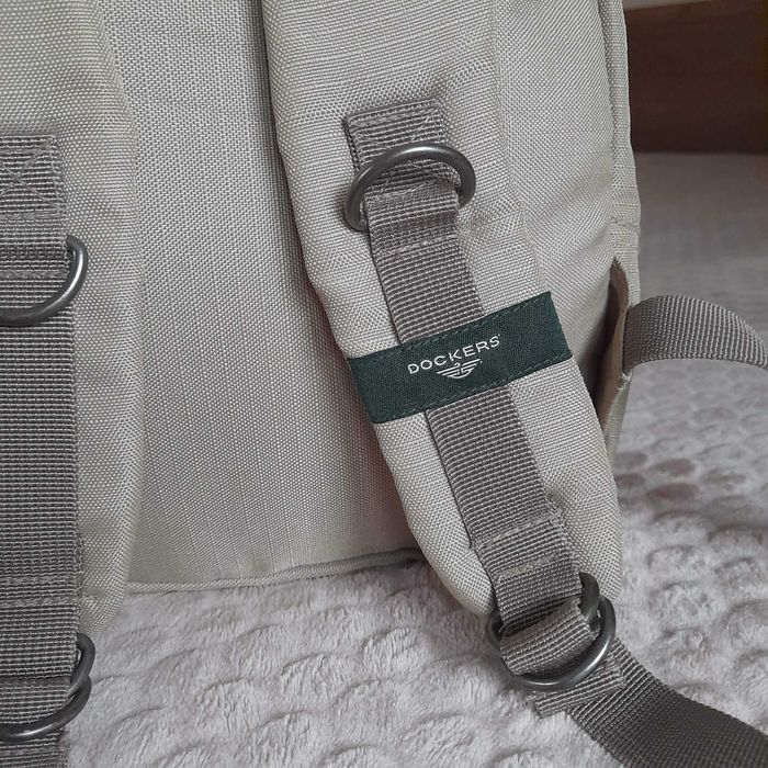 раница Dockers – бежова, здрава и практична