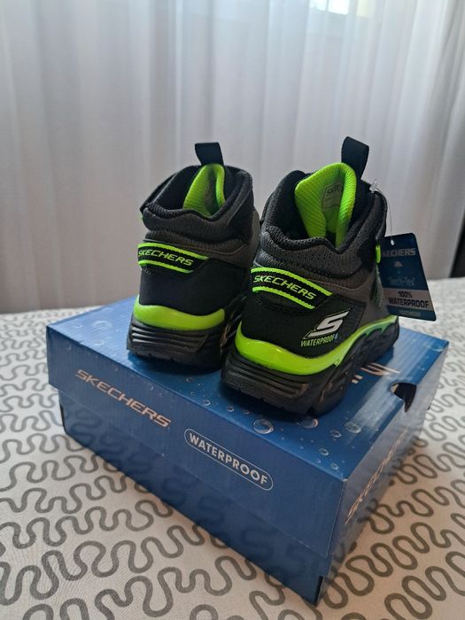 Чисто нови skechers